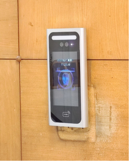 七吋熒幕人臉辨識 七吋熒幕人臉辨識,並且有刷卡功 能安裝於總部辦公室重要出入口處,另外崑山、廣州、合肥及重慶廠 房門禁設備亦連線回台灣總部,統 一管理。